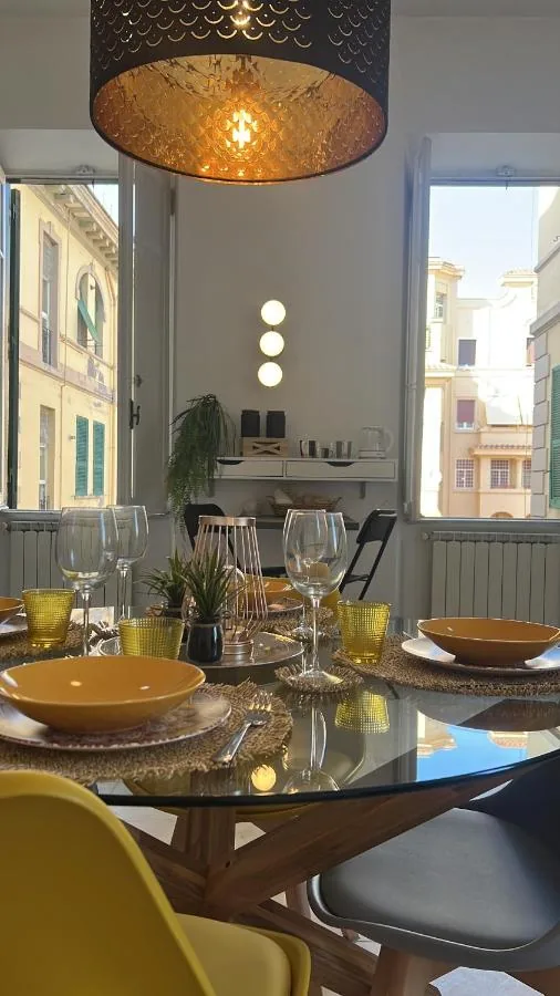 La Dimora del Sole — Il tavolo rotondo in vetro apparecchiato sotto la lampada