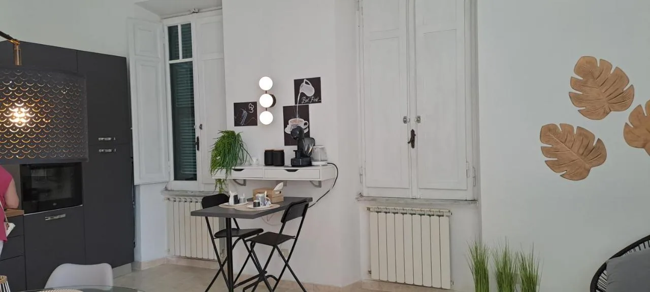 La Dimora del Sole — L'angolo con il tavolino, le sedie pieghevoli e le foglie decorative